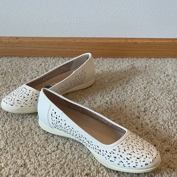 Cliffs Women's Cream Laser-Cut Ballet Flats Size 10 - Picture 1 of 5